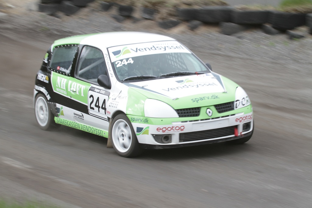 Magnus Jensen og Tobias Daarbak kæmper hårdt om føring i mesterskabet i 85 ccm
(Foto: Asmus Westphalen)